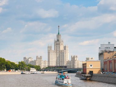 Moskova nehri Rusya 'nın Kotelnicheskaya seti üzerinde çok katlı bir bina.