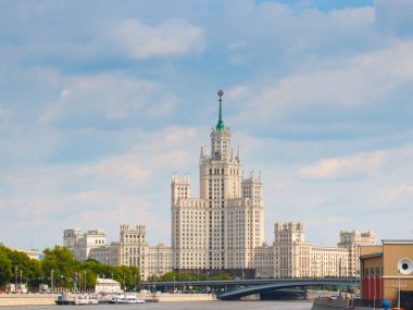 Moskova nehri Rusya 'nın Kotelnicheskaya seti üzerinde çok katlı bir bina.