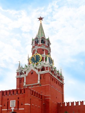 Moskova Kremlin 'in kırmızı meydanındaki Spasskaya kulesinde saat.