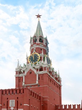 Moskova Kremlin 'in kırmızı meydanındaki Spasskaya kulesinde saat.