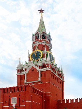 Moskova Kremlin 'in kırmızı meydanındaki Spasskaya kulesinde saat.