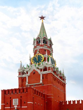 Moskova Kremlin 'in kırmızı meydanındaki Spasskaya kulesinde saat.