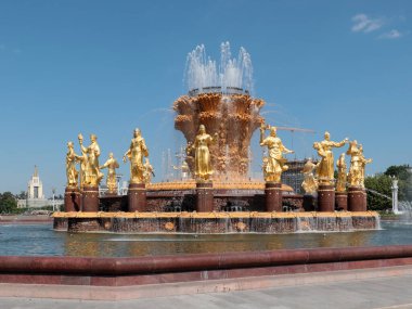 Ana çeşme Druzhba Narodov sergi kompleksi VDNH Moskova Rusya 'da parkın merkezinde.