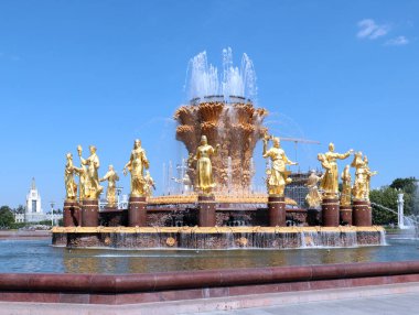 Ana çeşme Druzhba Narodov sergi kompleksi VDNH Moskova Rusya 'da parkın merkezinde.