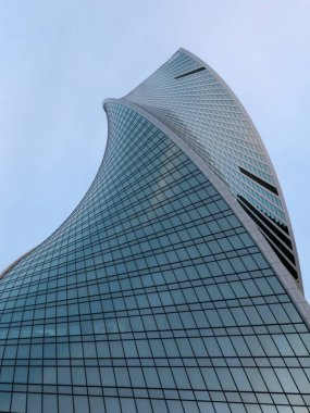 Rusya 'nın Moskova şehrindeki yüksek binaların cephesinde cam duvarlar.