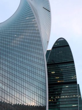 Rusya 'nın Moskova şehrindeki yüksek binaların cephesinde cam duvarlar.