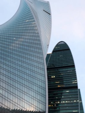 Rusya 'nın Moskova şehrindeki yüksek binaların cephesinde cam duvarlar.