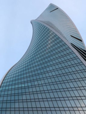 Rusya 'nın Moskova şehrindeki yüksek binaların cephesinde cam duvarlar.