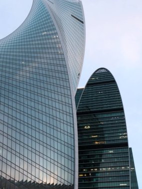 Rusya 'nın Moskova şehrindeki yüksek binaların cephesinde cam duvarlar.