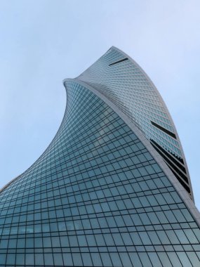 Rusya 'nın Moskova şehrindeki yüksek binaların cephesinde cam duvarlar.