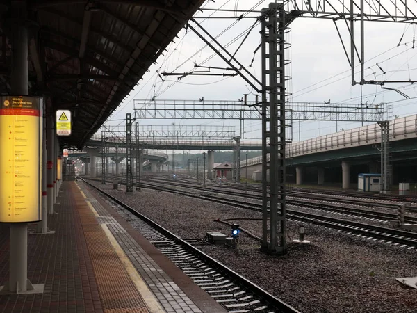 Железнодорожные Пути Сооружения Пассажирском Вокзале — стоковое фото