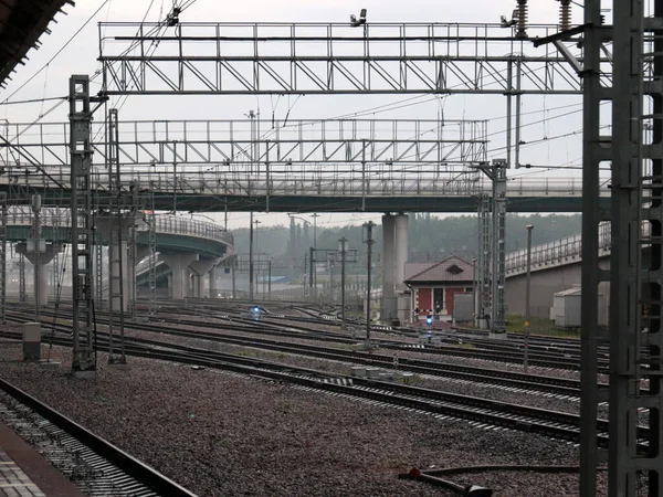 Järnvägsspår Och Järnvägskonstruktioner Vid Passagerarstation — Stockfoto