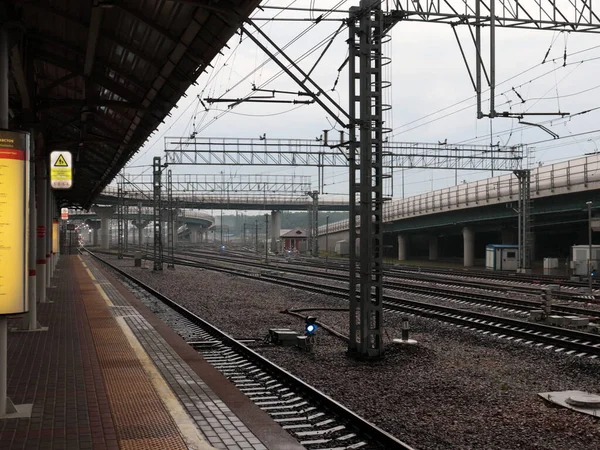 Spoorlijnen Structuren Een Passagiersstation — Stockfoto