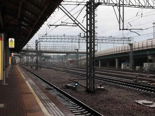 Железнодорожные Пути Сооружения Пассажирском Вокзале — стоковое фото