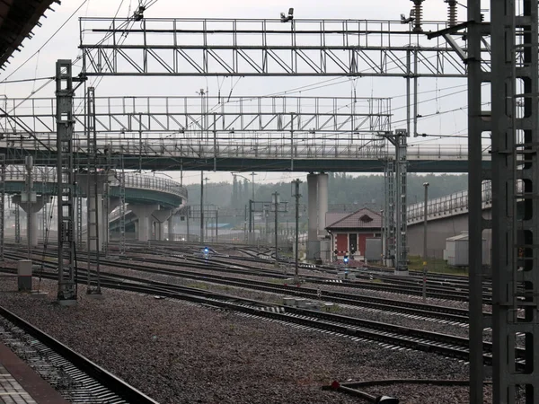 Järnvägsspår Och Järnvägskonstruktioner Vid Passagerarstation — Stockfoto