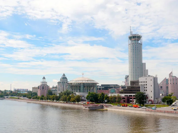モスクワのモスクワ川の堤防上に音楽の家を構築するロシア — ストック写真
