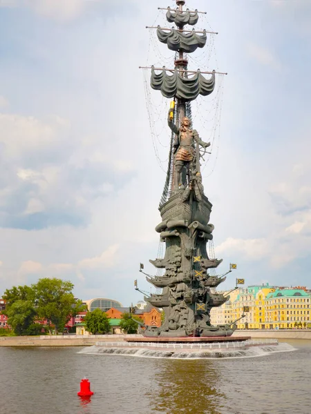 Памятник Петру Острове Реки Яуза Москве — стоковое фото