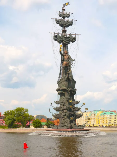 Monumento Pedro Ilha Rio Yauza Moscou Rússia — Fotografia de Stock