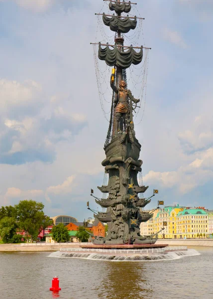 俄罗斯莫斯科Yauza河岛上的彼得一世纪念碑 — 图库照片