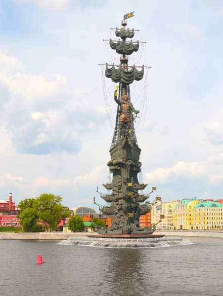 Monumento Pedro Ilha Rio Yauza Moscou Rússia — Fotografia de Stock