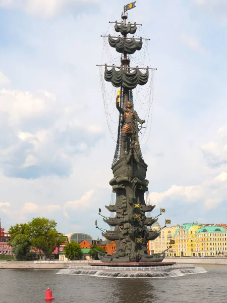 Monumento Pedro Ilha Rio Yauza Moscou Rússia — Fotografia de Stock