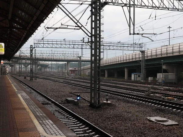 曇った夜の旅客駅の構造物や線路は — ストック写真