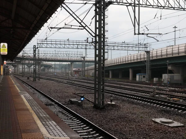 Estructuras Pistas Una Estación Pasajeros Día Nublado Por Noche — Foto de Stock