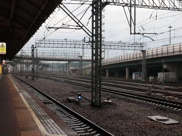 Strukturen Und Gleise Eines Personenbahnhofs Einem Bewölkten Abendtag — Stockfoto