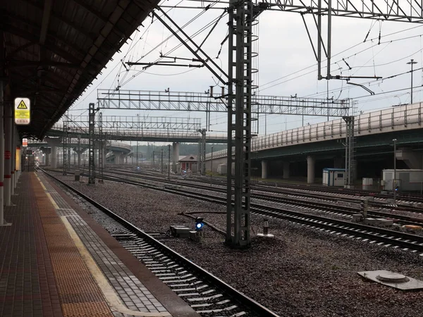 Strutture Binari Una Stazione Passeggeri Giorno Serale Nuvoloso — Foto Stock