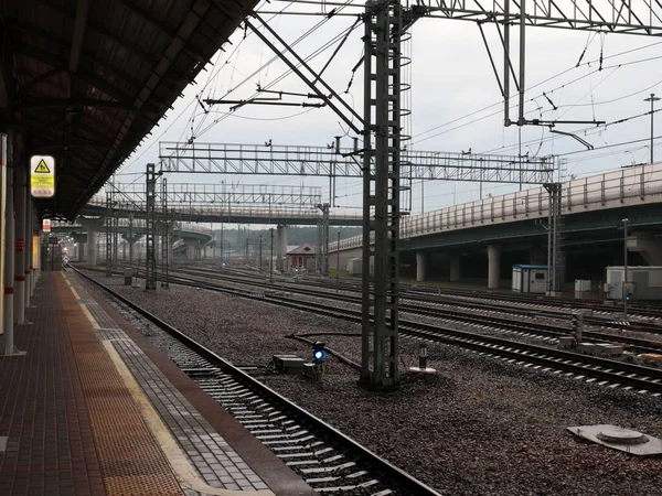 Strukturen Und Gleise Eines Personenbahnhofs Einem Bewölkten Abendtag — Stockfoto