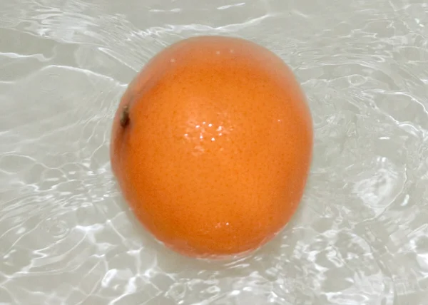 Éclaboussures Gouttes Eau Lorsqu Une Orange Mûre Tombe Dans Liquide — Photo