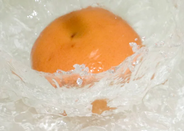 Splashes Drops Water Ripe Orange Falls Clear Liquid — Stock Photo, Image
