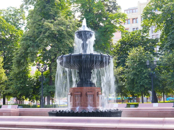 Czyste Strumienie Czystej Wody Fontannie Placu Puszkina Parku Moskwy Rosja — Zdjęcie stockowe