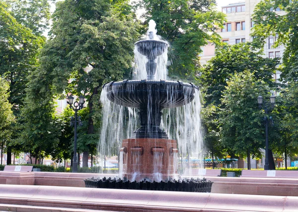 Καθαρά Ρεύματα Καθαρού Νερού Στο Σιντριβάνι Στην Πλατεία Πούσκιν Στο — Φωτογραφία Αρχείου