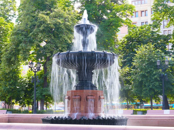 モスクワの公園のプーシキン広場の噴水のきれいな水の流れロシア — ストック写真