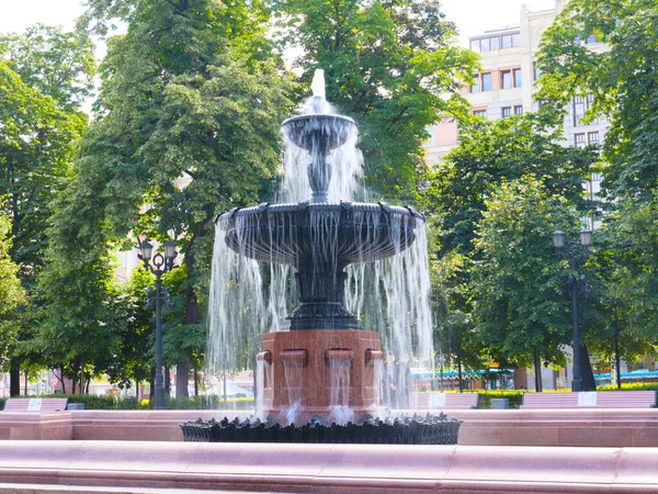 Czyste Strumienie Czystej Wody Fontannie Placu Puszkina Parku Moskwy Rosja — Zdjęcie stockowe