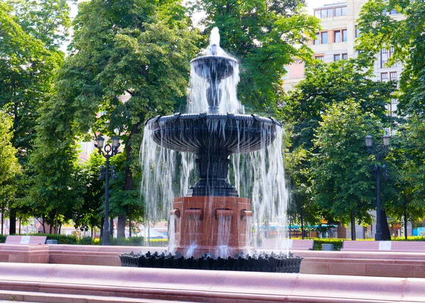 Saubere Ströme Klaren Wassers Brunnen Auf Dem Puschkin Platz Park — Stockfoto