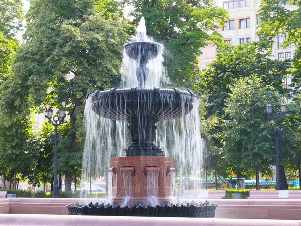 러시아 모스크바 공원의 푸슈킨 광장에 샘에서 흐르고 — 스톡 사진