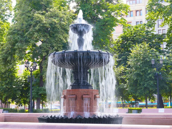 Arroyos Limpios Agua Clara Fuente Plaza Pushkin Parque Moscú Rusia —  Fotos de Stock