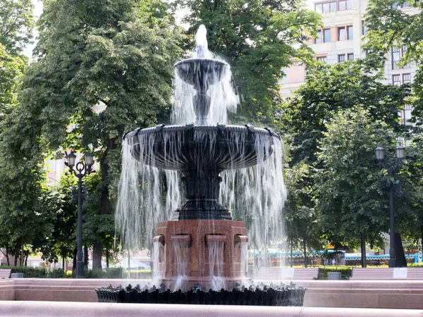 Ruscelli Puliti Acqua Limpida Nella Fontana Piazza Pushkin Nel Parco — Foto Stock