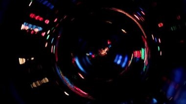 Yeni yıl çam ağacının dalında bir çelengin parıltısıyla oluşan sarmal desenler.