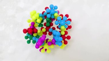 Plastik çocukların inşaat malzemeleri bir su akışında virüs molekülü şeklinde bir araya getirildi.