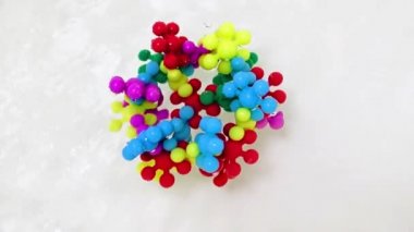 Plastik çocukların inşaat malzemeleri bir su akışında virüs molekülü şeklinde bir araya getirildi.