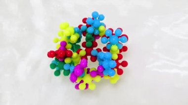 Plastik çocukların inşaat malzemeleri bir su akışında virüs molekülü şeklinde bir araya getirildi.