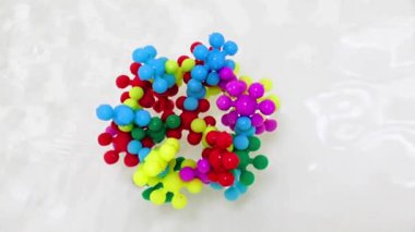 Plastik çocukların inşaat malzemeleri bir su akışında virüs molekülü şeklinde bir araya getirildi.