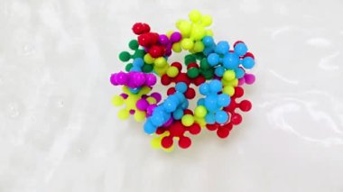 Plastik çocukların inşaat malzemeleri bir su akışında virüs molekülü şeklinde bir araya getirildi.