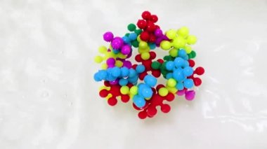 Plastik çocukların inşaat malzemeleri bir su akışında virüs molekülü şeklinde bir araya getirildi.