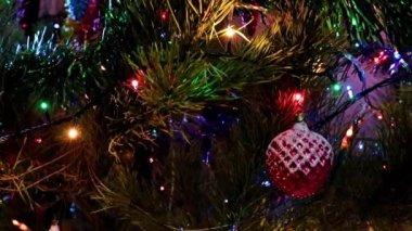 Noel ağacı süslemeleri, şenlikli bir çam ağacının dallarında