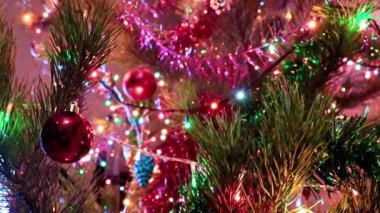 Noel ağacı süslemeleri, şenlikli bir çam ağacının dallarında