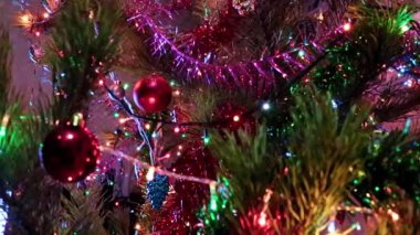 Noel ağacı süslemeleri, şenlikli bir çam ağacının dallarında